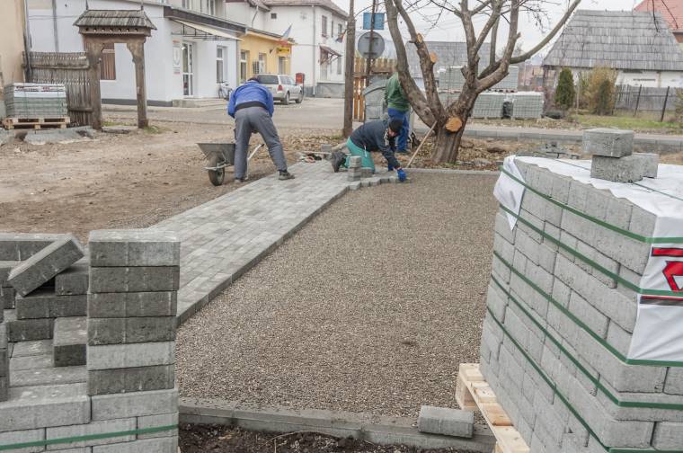 Térköveznek és aszfaltoznak Csíkszentdomokoson