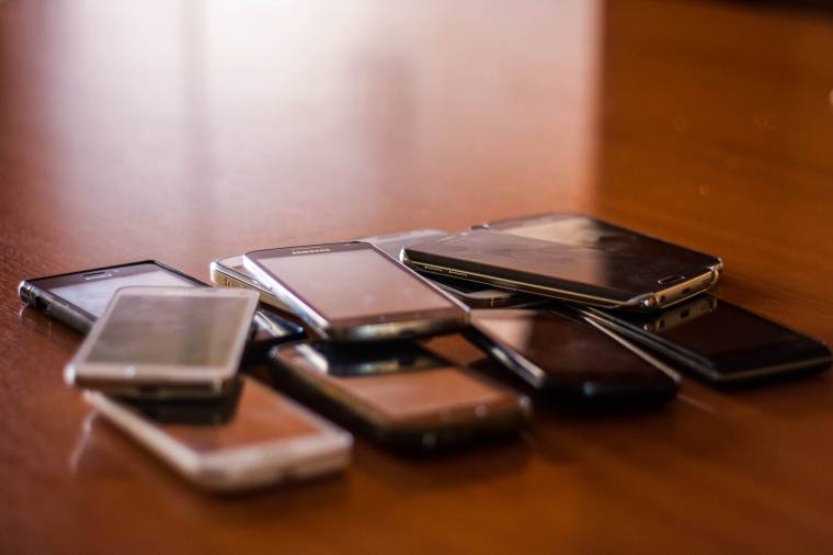 Nincs egységes szabályozás az iskolai mobiltelefon-használatról