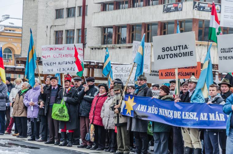 Autonómiapárti határozatok elfogadását kéri az SZNT