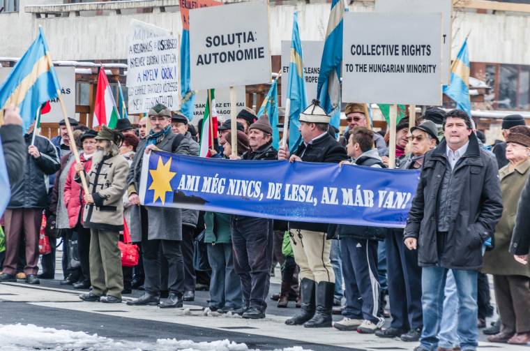 Kulcsár-Terza József egyénileg iktatta a parlamentben az SZNT autonómiatervezetét