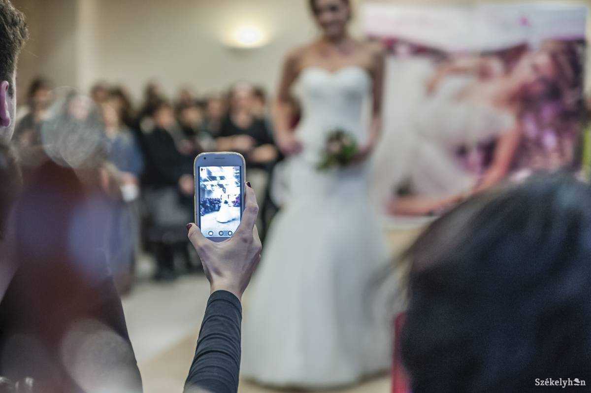 Több menyasszonyiruha-szalon is bemutatja ruháit. Illusztráció •  Fotó: Veres Nándor