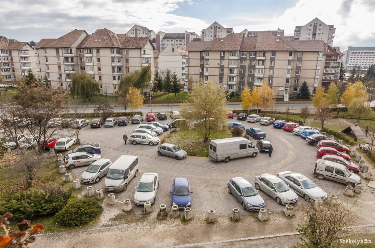 Évek óta elhanyagolt állapotban a Gál Sándor téri körparkoló, ráfér a felújítás •  Fotó: Veres Nándor