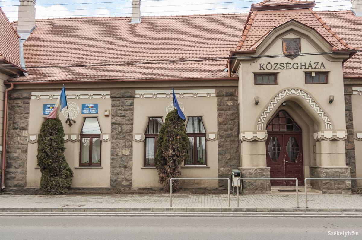 A csíkdánfalvi községháza a tiltott felirattal. Eltávolításáról döntöttek. Archív • Fotó: Veres Nándor