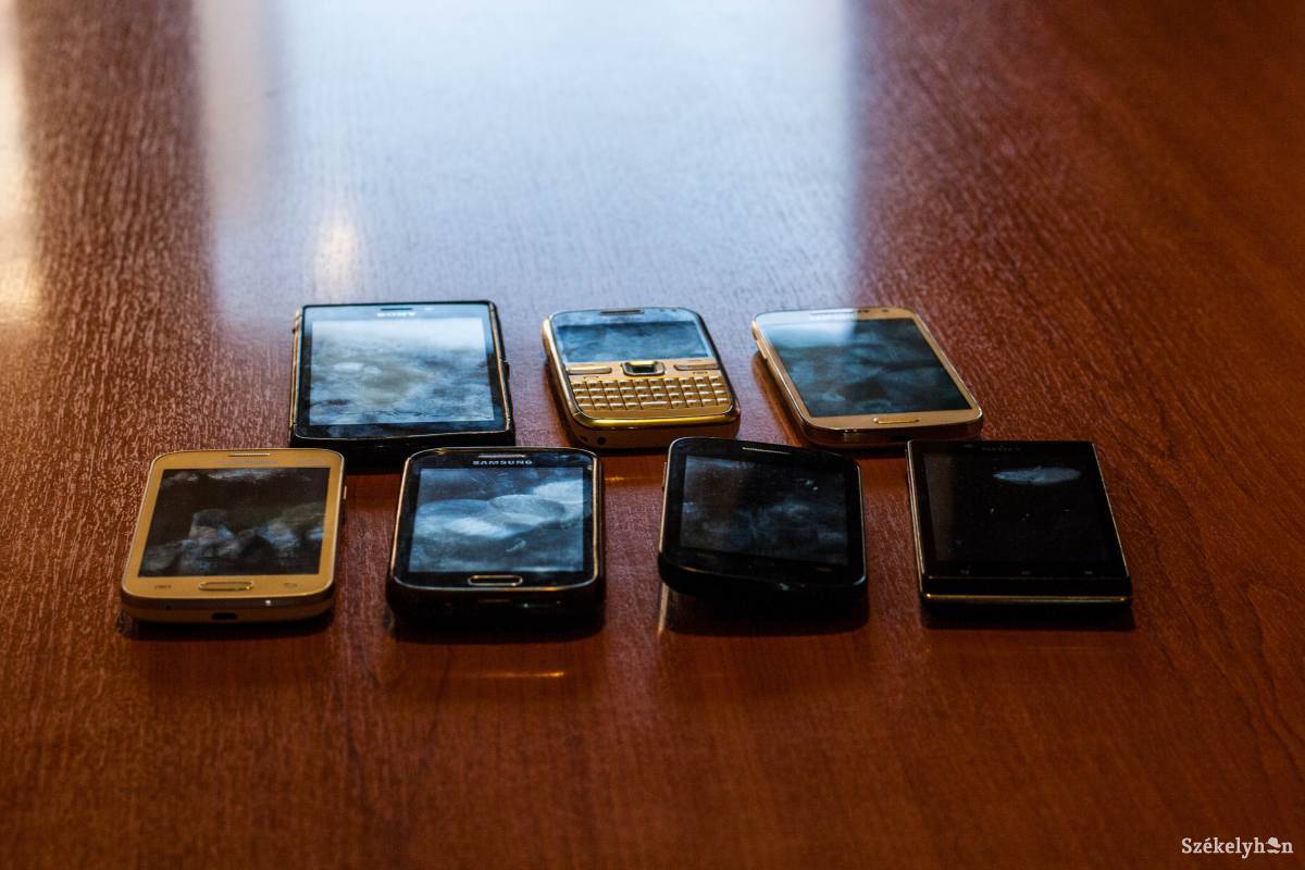 Van ahol több, van ahol kevesebb. Megugrott a használatban levő mobiltelefonok száma. Illusztráció •  Fotó: Tamás Attila
