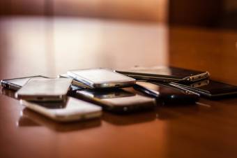 Nem tiltaná be a telefonokat az iskolákban a tanügyminiszter, de ellenőriztetné a használatukat