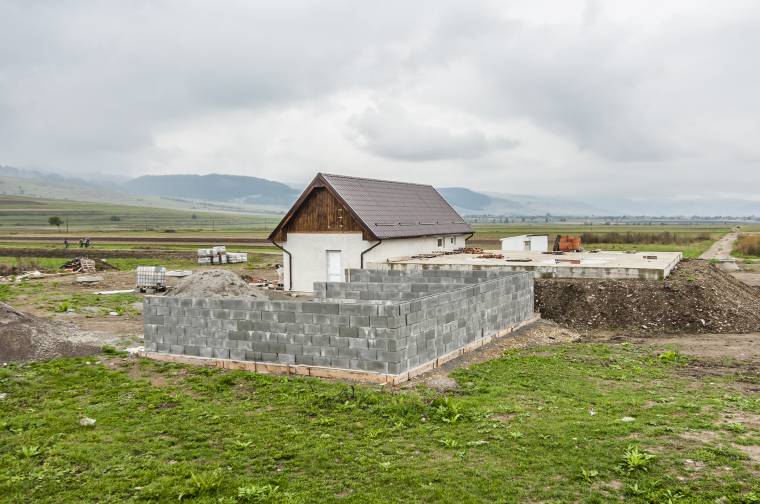 Akadoznak az alcsíki szennyvízrendszer-kiépítések