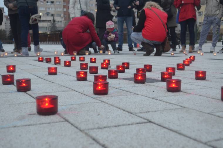 Gyertyafénnyel a szegényekért