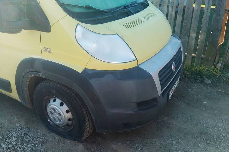 Kivágták a hidegségi iskolabusz gumiabroncsait