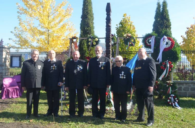 Fejet hajtottak az ’56-osok emléke előtt Csíkszeredában