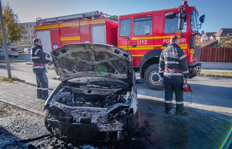 Kiégett egy kisautó motortere