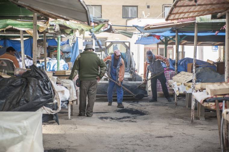 Gödröket tömtek be a zöldségpiacon