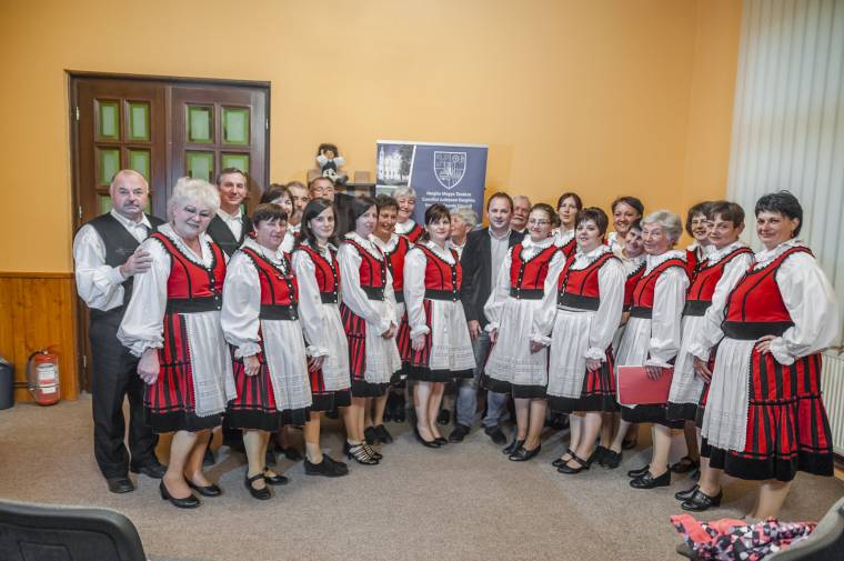 „Uniformizált” csapat: népviseletek a csíkszentléleki Hangulatkeltőknek