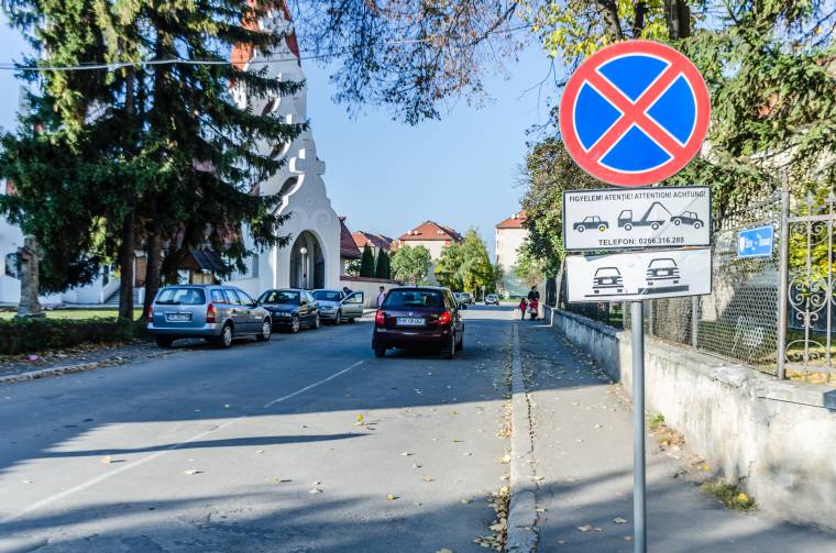 Utcát zárna le az egyház Csíkszeredában
