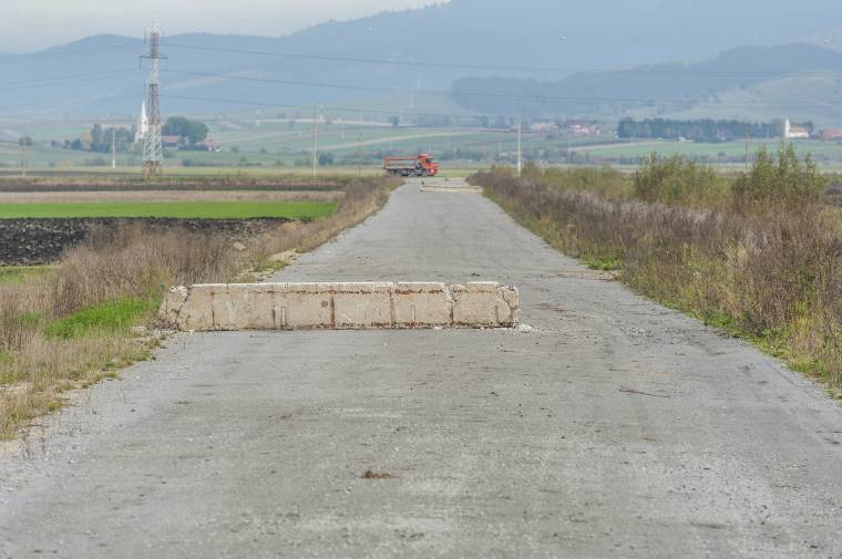 Évek óta húzódó aszfaltozás