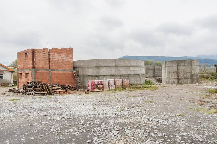 Lassan halad a derítőállomás és a szennyvízhálózat kiépítése Tusnádon