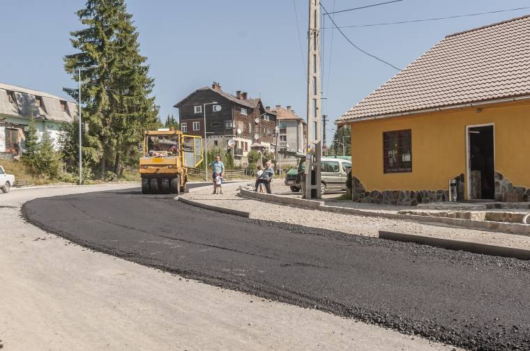 Aszfaltburkolat Hargitafürdő főutcáján
