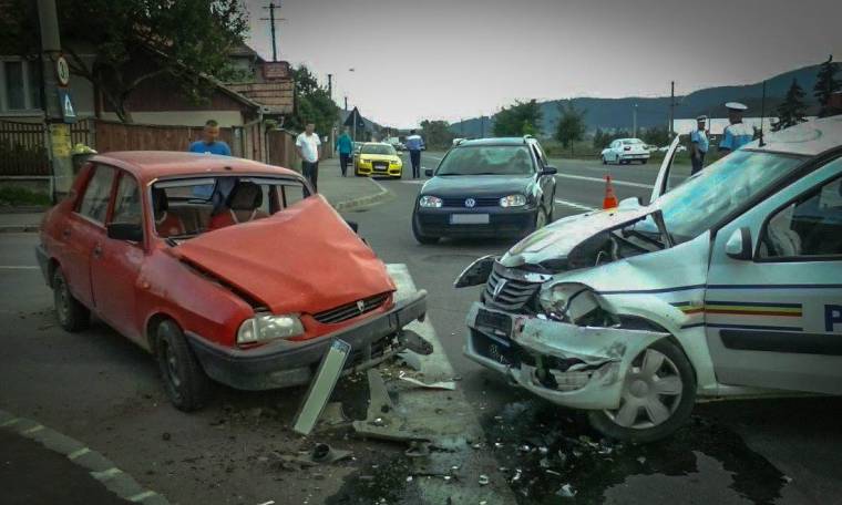 Rendőrautóval karambolozott