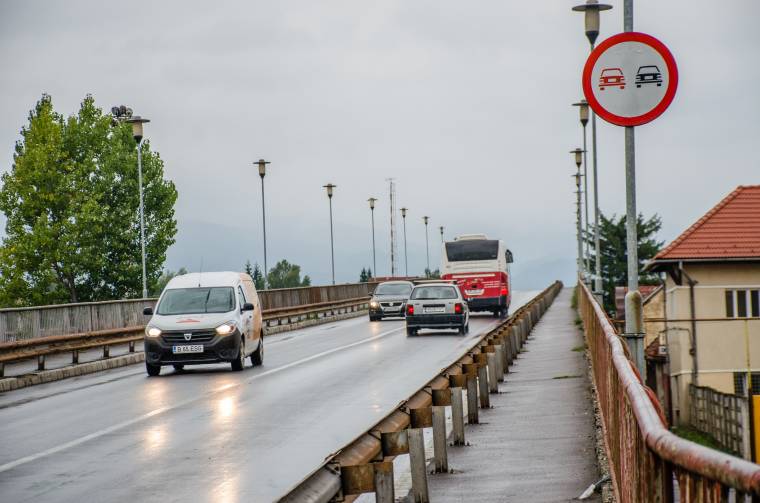 Hiányos közvilágítás a felüljárón