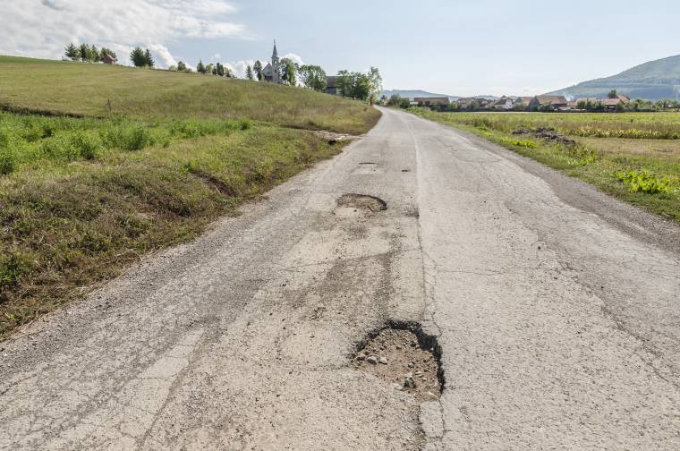 Júniusban kezdik el a nyári karbantartást a megyei utakon