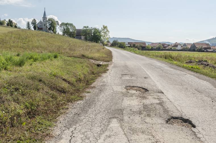 Folytatják az útfelújítást Csíkdelne, Pálfalva és Csomortán között