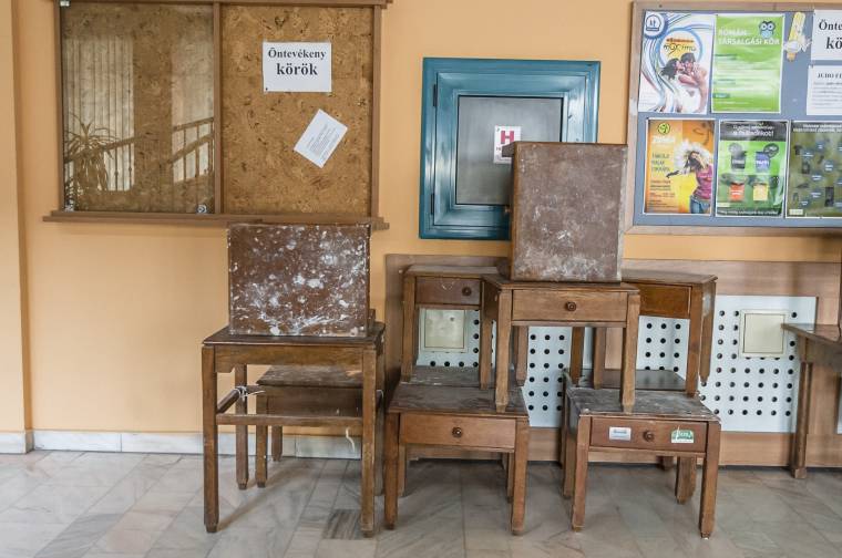 Megvásárolhatók az egyetem régi bútorai