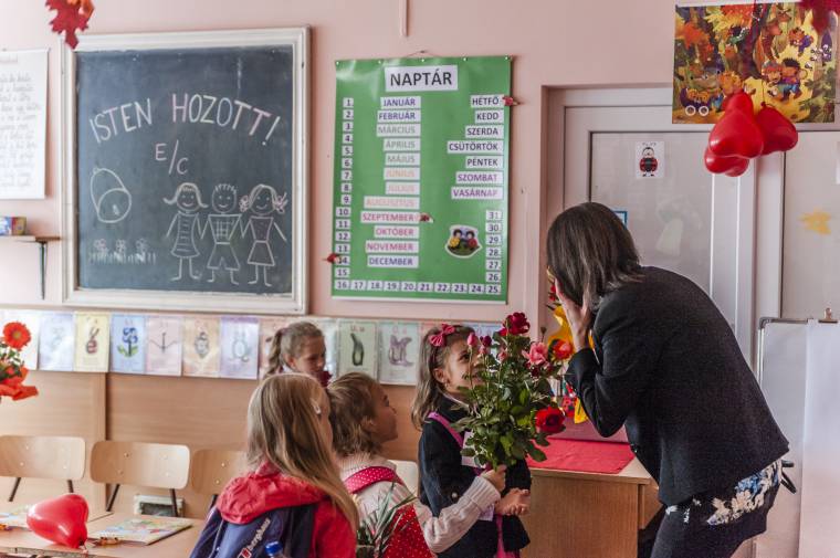 A törvény tiltja, de azért bevett szokás a tanítók, tanárok megajándékozása