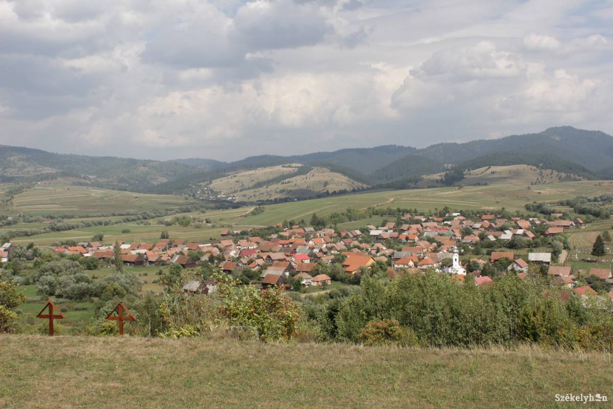 Csíkajnád madártávlatból. Kiemelkedő ünnepség helyszíne lesz szombaton •  Fotó: Szabó Zsolt