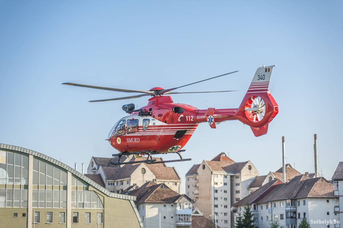 Beteget szállító mentőhelikopter. Új leszállóhelyet készítenek. Archív •  Fotó: Veres Nándor