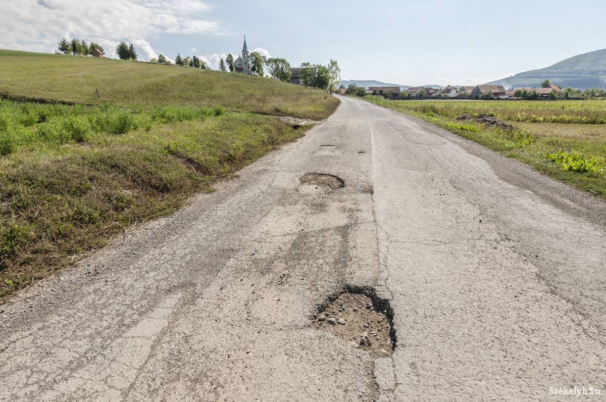 Az útburkolat javítása mellett a sáncok, átereszek takarítására, felújítására is szükség van. Illusztráció •  Fotó: Veres Nándor