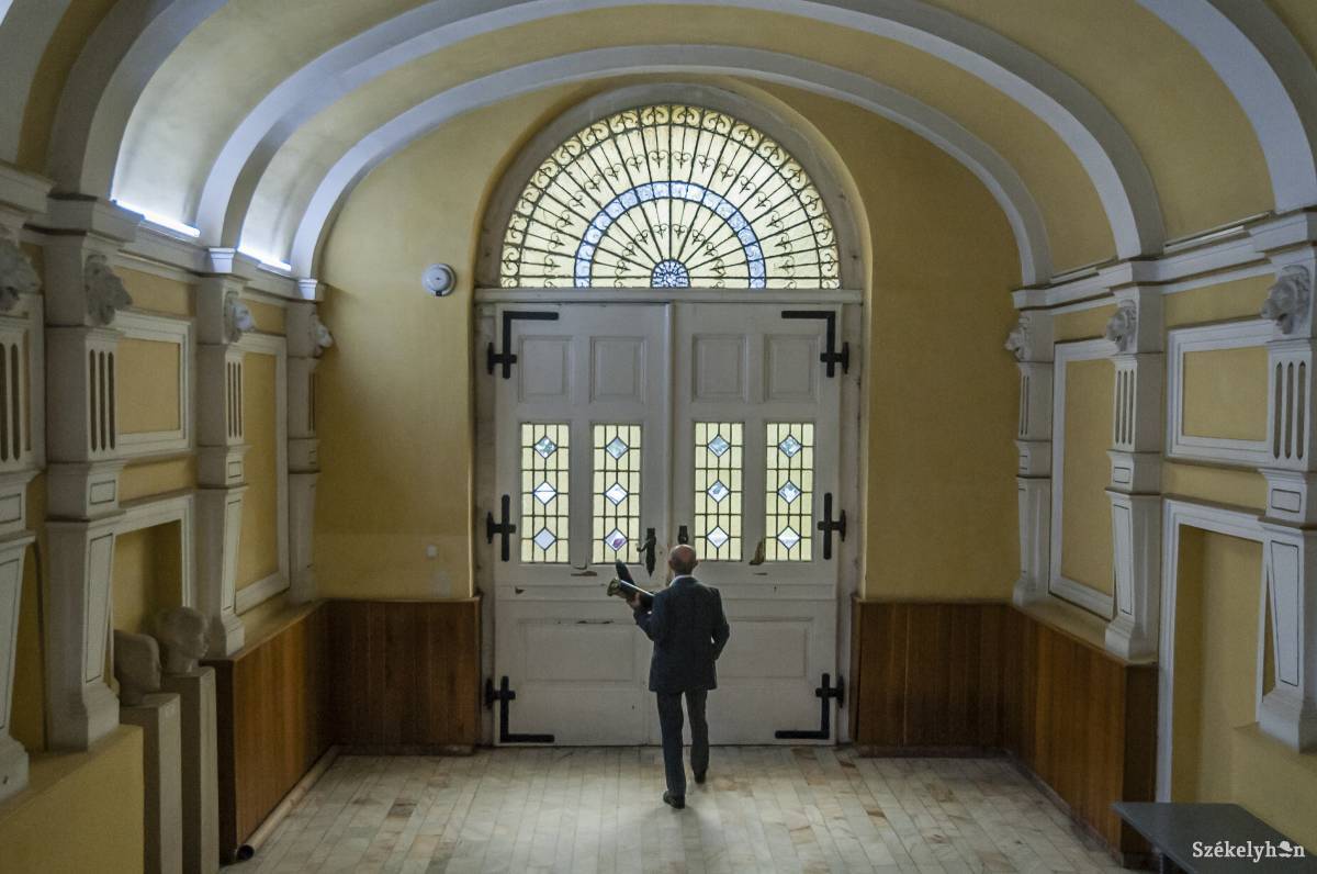 Hat jelölt adta le a választási iratcsomóját a kitűzött határidőig. Mindannyian pártszínekben mérkőznek meg. Képünk illusztráció &bullet;  Fotó: Veres Nándor