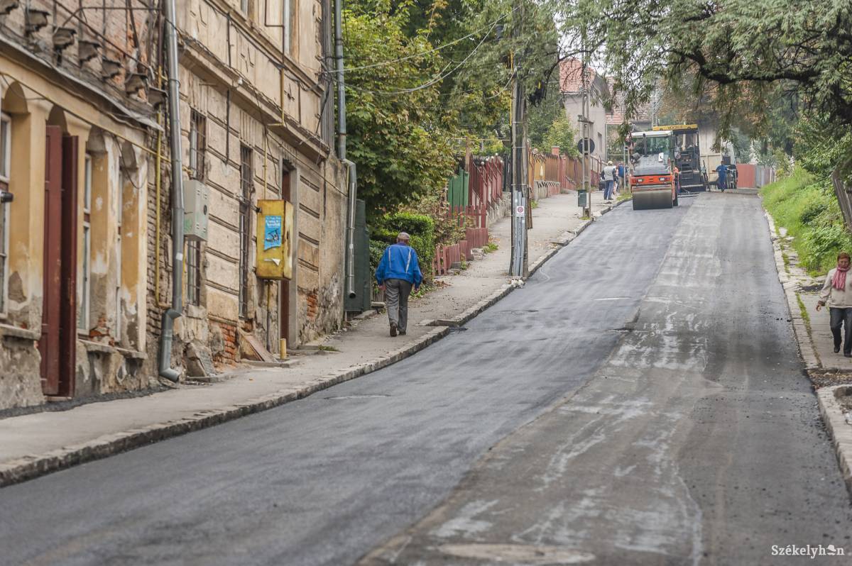 Aszfaltoznak ahol szükséges, kátyúznak, ahol elengedhetetlen. Archív •  Fotó: Veres Nándor