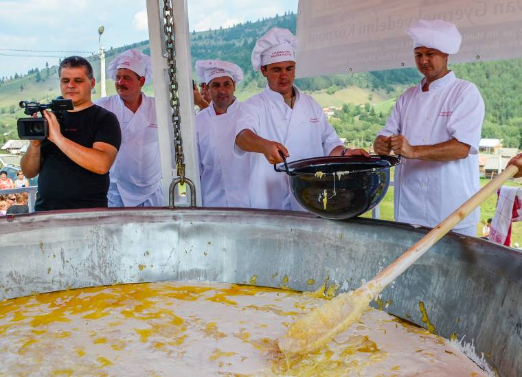 Elkészítették a világ legnagyobb túrós puliszkáját Hidegségen