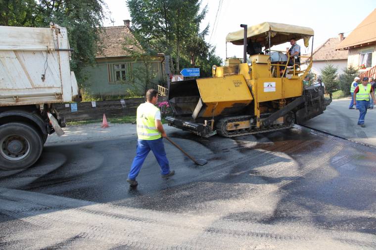 Terítik az aszfaltot Csíkszentmártonban