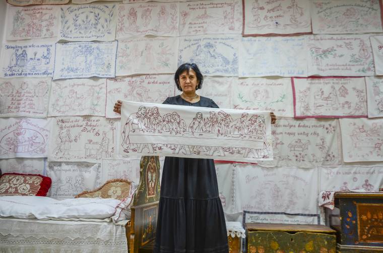 Korszakokat mutatnak be a régi falvédők