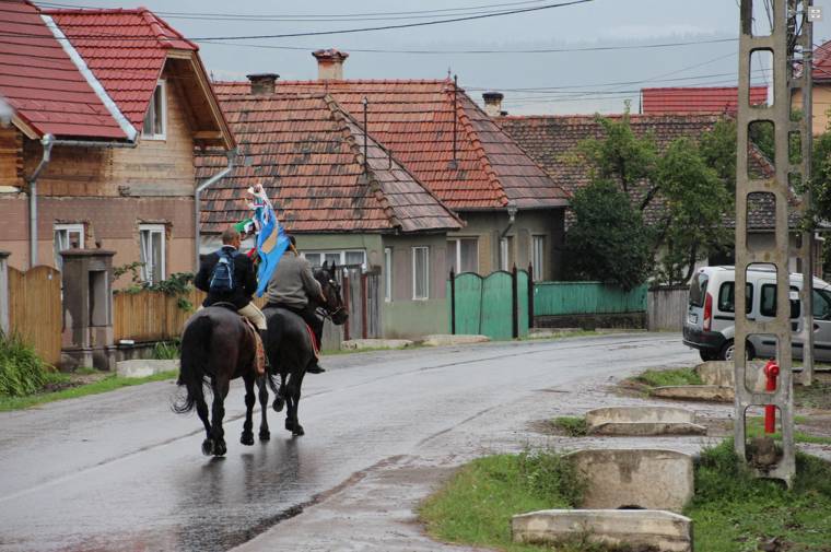 Hajnalban indul útnak a lovas váltó