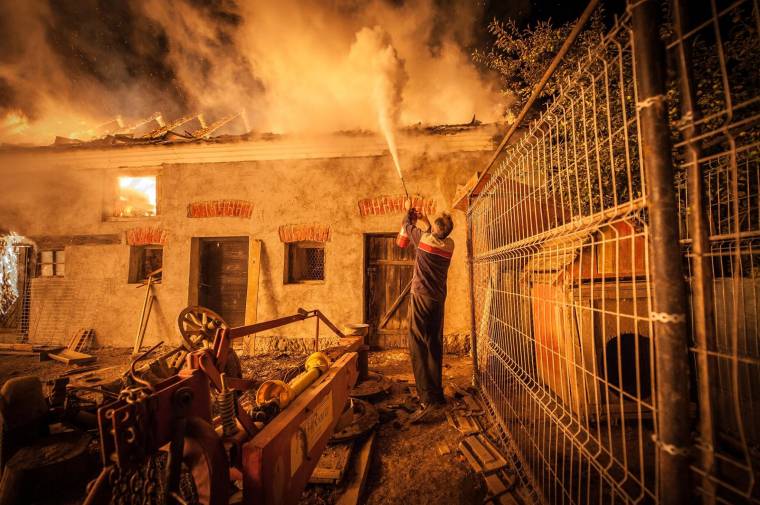 Csűrök égtek le gyújtogatás miatt Újtusnádon