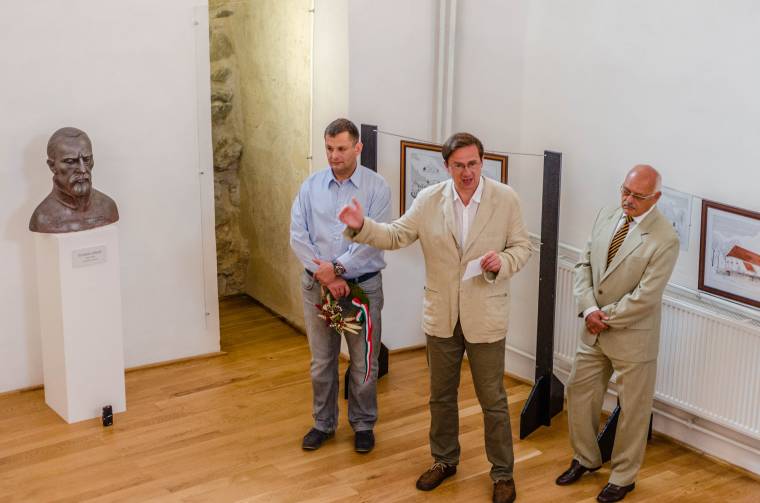 Tuzson János-szobor ajándékba