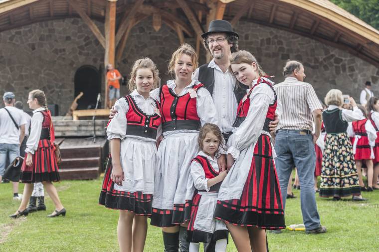 „A Jóisten engem dédelget, burokban tart”