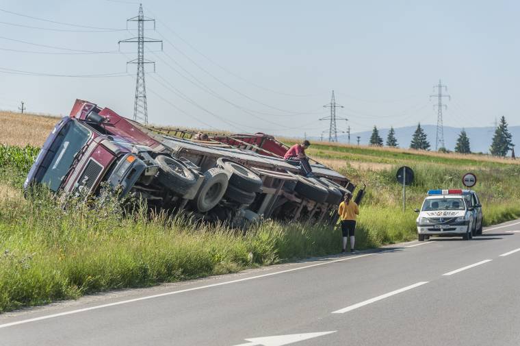 Több tonna deszka az árokban