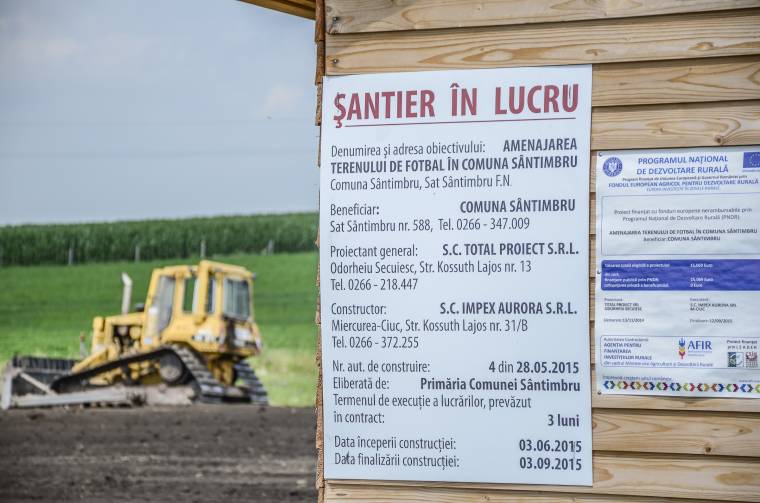 Felújítják a dimbes-dombos csíkszentimrei labdarúgópályát