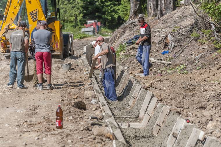 Aszfalt kerül a hargitafürdői főútra