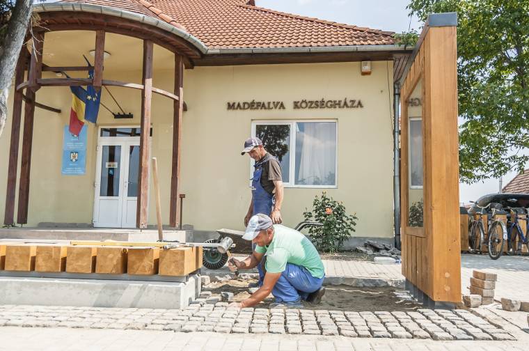 Madéfalván is eltávolíthatják a Községháza feliratot