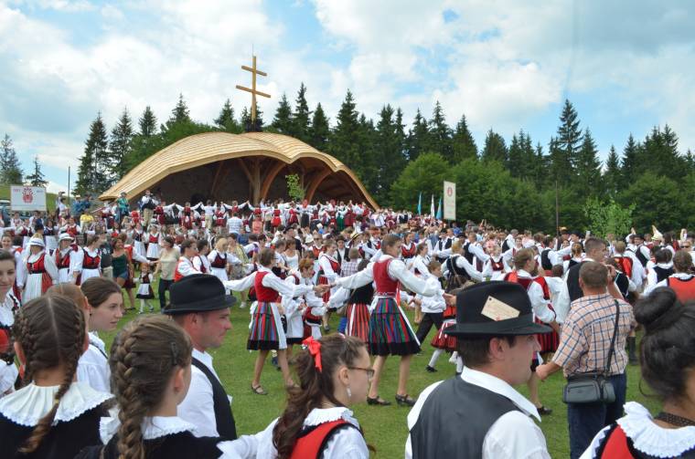 Több mint ezer székely leány Csíksomlyón