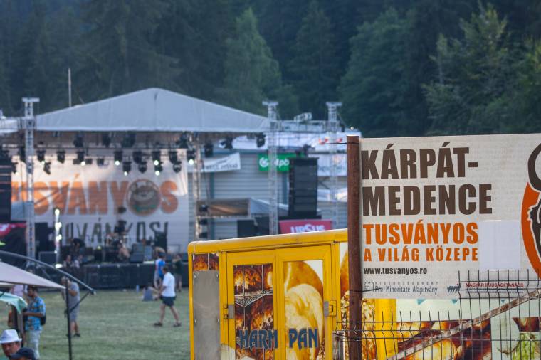 Tusványos: emberek a háttérben