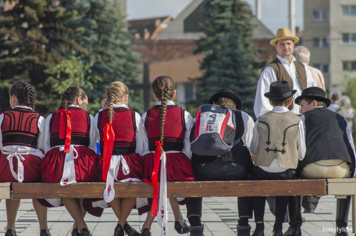 A székely gyermek nem születik hagyományápolónak vitézkötéssel vagy nemzeti zászlóval. Ahová, akik közé születik, azzá lesz •  Fotó: Szigeti Vajk István