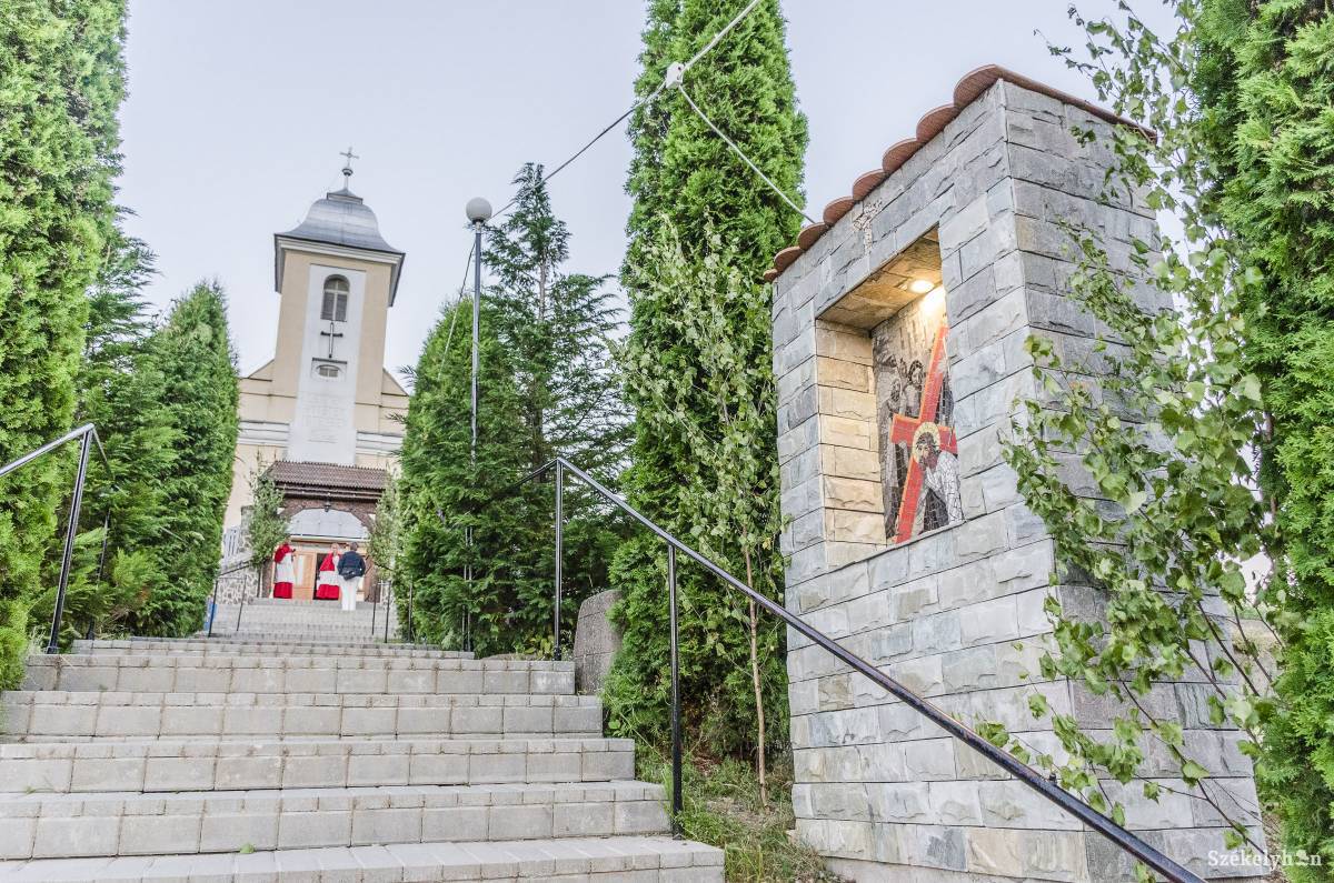 A gyimesközéploki plébániatemplomban 11 órakor kezdődik a szentmise •  Fotó: Gecse Noémi