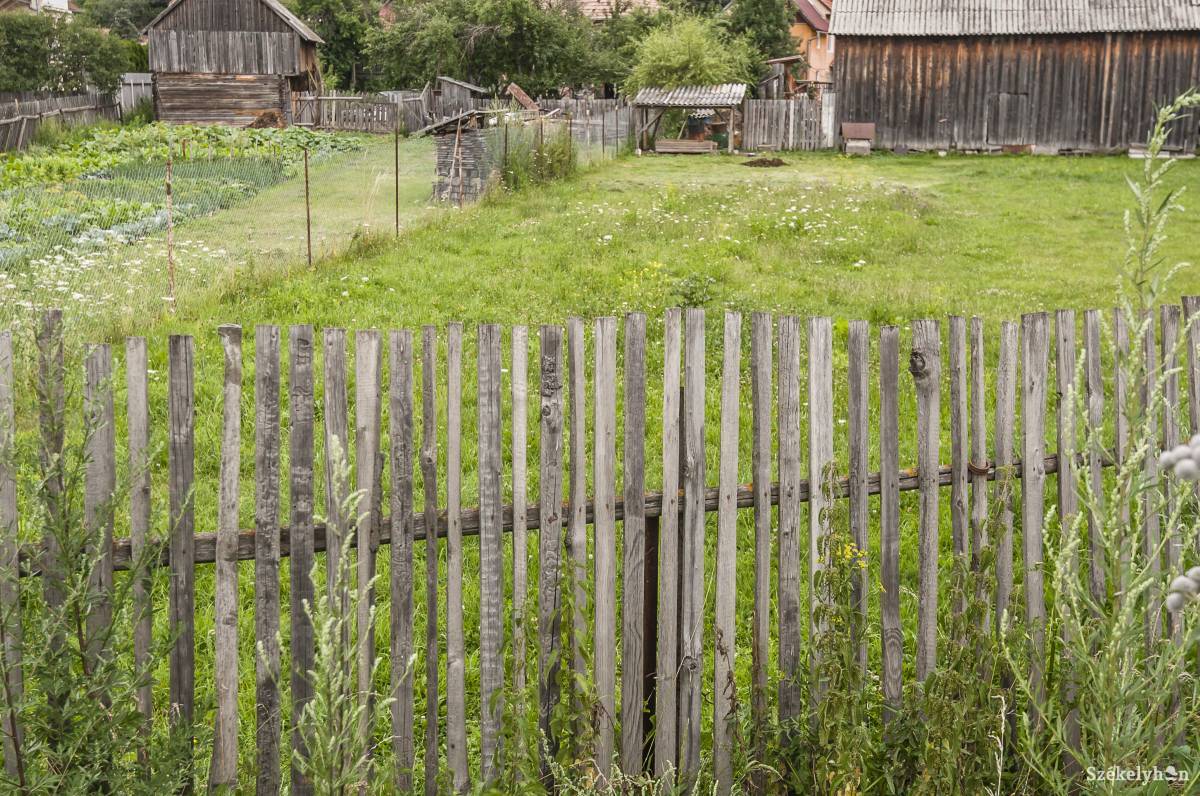 Kerítésen innen és túl. Vita tárgya lehet, hogy mi melyik oldalra kellene tartozzon •  Fotó: Veres Nándor