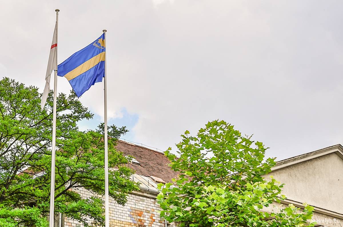 Székely- és városzászló a Csíki Játékszín közelében. Nem maradhatnak •  Fotó: Gecse Noémi