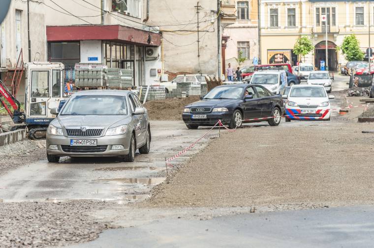 A forgalom nehezíti a Gál Sándor utca felújítását