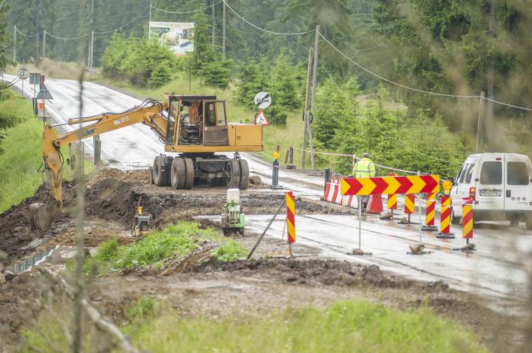 Félpályás útlezárás hídépítés miatt a 13A jelzésű országúton